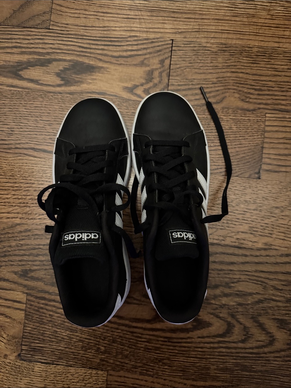 Boys Adidas Black and White Low-Top Sneakers Size 4 Youth